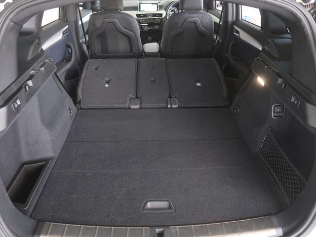 リアシートを全て倒すと、大きなラゲッジスペースが出来上がります。大きな荷物や長尺物の積み込みも。楽に行えますね。