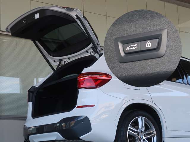 リアゲートは電動で開閉が可能。天地が低い場所などでも開けられるように、高さの調節も可能です。また、バンパー下に足をサッとかざすと、自動でオープンする、テールゲート・スマートオープンを装備します。
