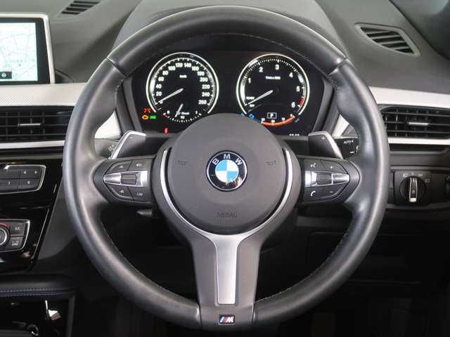 正確なステアリングワークを可能にしてくれる、Mスポーツ専用ステアリング。手にしっくりと馴染むデザインで、レザー巻きとなります。