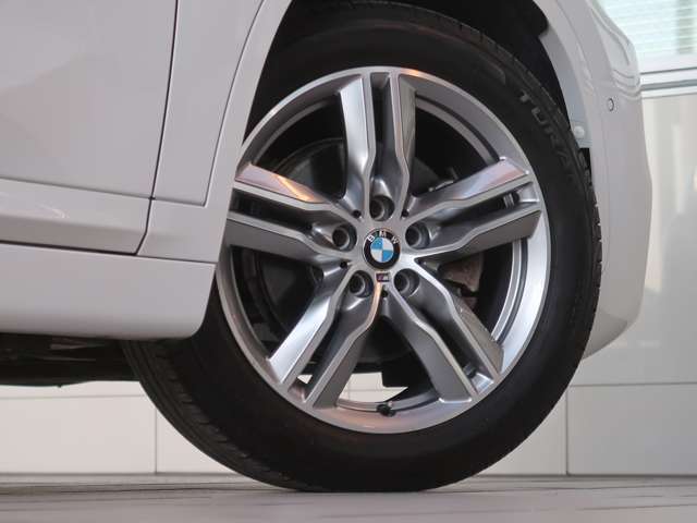 Mスポーツ専用のサスペンションと、18インチアルミホイール＆タイヤの組み合わせ。タイヤはBMW指定のランフラットタイヤで、ブリヂストン製となります。