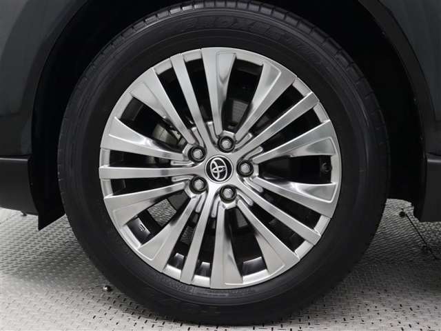 高輝度シルバー塗装された19インチアルミホイールが装着されています。タイヤサイズ225/55R19