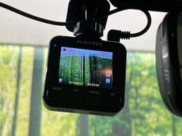 【ドライブレコーダー】安心・安全なカーライフに必須のドライブレコーダーを装備！走行中はもちろん、あおり運転や事故に遭遇した際の状況も映像で記録し、万一のリスクに備えます。