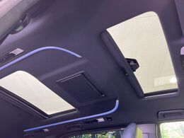 【サンルーフ】開放感たっぷりの希少装備、サンルーフが装着されています！車内に明かりを取り入れたり景色を楽しむ以外にも、車内の空気も簡単に換気できて快適です！