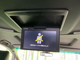 【フリップダウンモニター】大画面モニターで後席でもエンタメをお楽しみいただけます。小さなお子様にも大人気の装備です♪