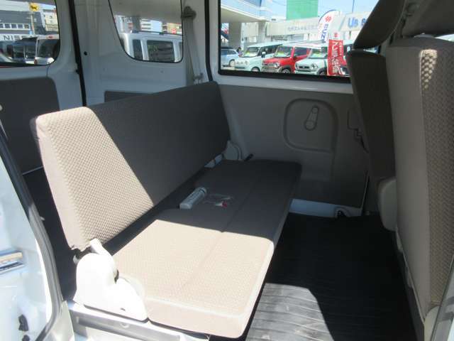 後部座席も当然、綺麗・清潔に仕上げております。内装の綺麗なお車は気持ちが良いですし、コンディションのいい車が多いです。前のユーザーが丁寧に使っていた証拠です。