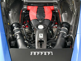 リアミッドに搭載された3.9L V8ツインターボエンジンは720馬力を発揮します。