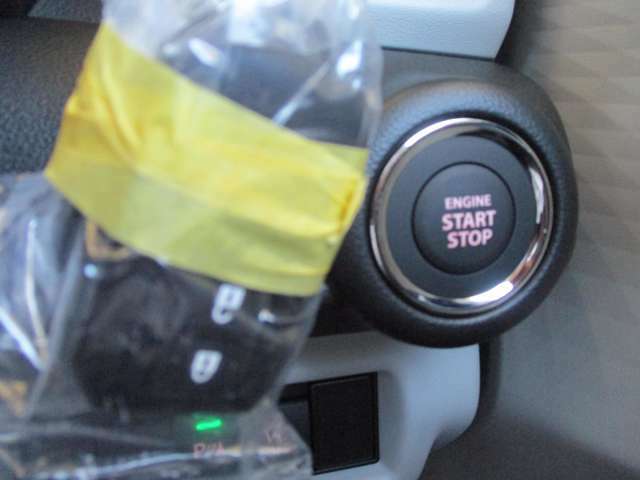 ★キーレスプッシュスタートシステム★エンジンスタートはキーレスプッシュスタート。鍵を車内に持ち込めばシリンダーに差し込まなくともボタン1つでエンジンがかかります★