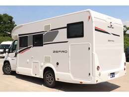 運転席、助手席は回転シートでテーブルを取り囲んで優雅なキャンピングカーライフをお楽しみください(^^)/