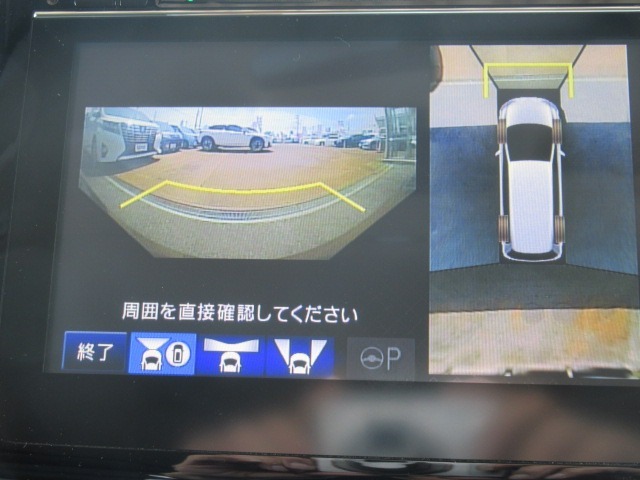 【マルチビューカメラシステム】専用のカメラにより、上から見下ろしたような視点で360度クルマの周囲を確認することができます。縦列駐車や幅寄せ時に大活躍間違いなしの機能