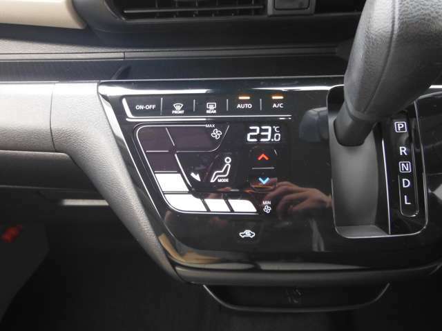 オートエアコン。設定した温度で風向、風量が自動で作動します。