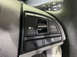 【アダプティブクルーズコントロール】高速道路での長距離走行が楽に！！自動で速度を保つクルーズコントロールが、衝突軽減システムと連携し、前方の車両を感知して車間を保つように速度調節してくれます！！