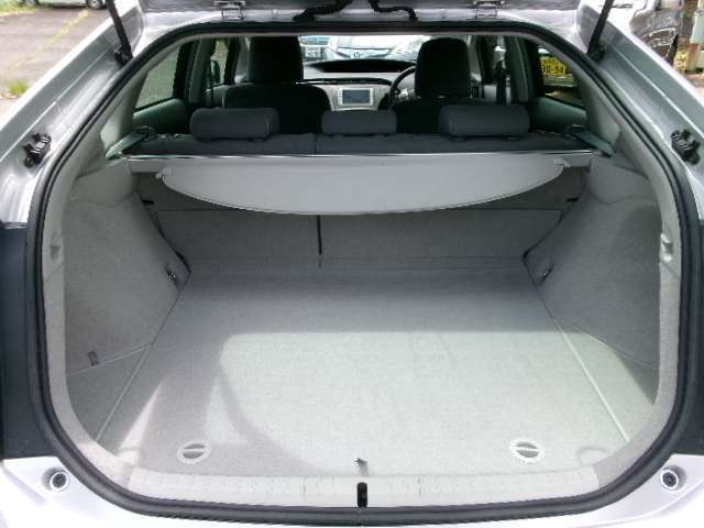 荷室廻り！汚れ・キズ等もなく良好な状態です！5名乗車の際でも十分な積載スペースを確保しております！！
