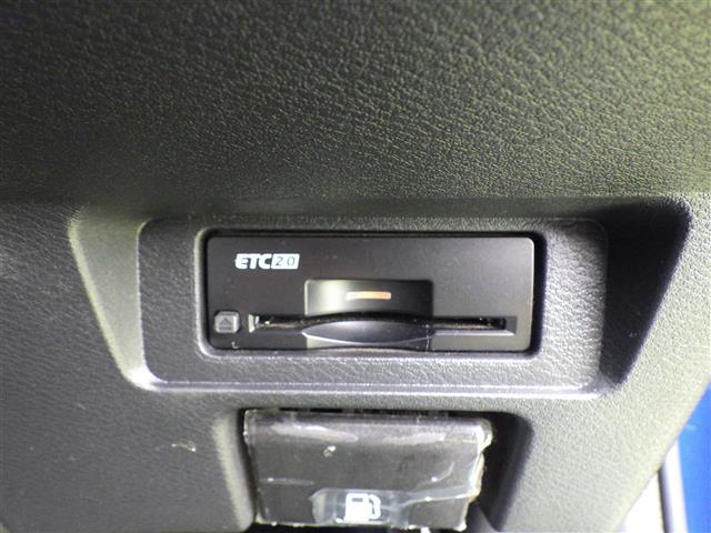 【ETC】有料道路を利用する際に料金所で停止することなく通過できる、ETC車載器（ノンストップ自動料金収受システム機器）が装備されています。セットアップを行うことで利用可能になります。