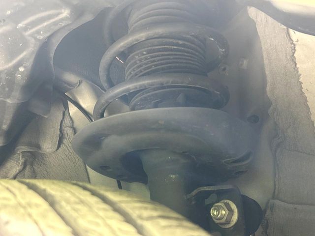 お車を安心してお乗りいただく為には、足回りの定期点検が欠かせません。サービスサポート（有償保証）では無料点検もご提供しており、安心のカーライフをお過ごしいただけるサポート体制が整っています。