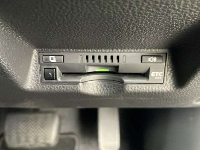 【ETC】有料道路を利用する際に料金所で停止することなく通過できる、ETC車載器（ノンストップ自動料金収受システム機器）が装備されています。セットアップを行うことで利用可能になります。