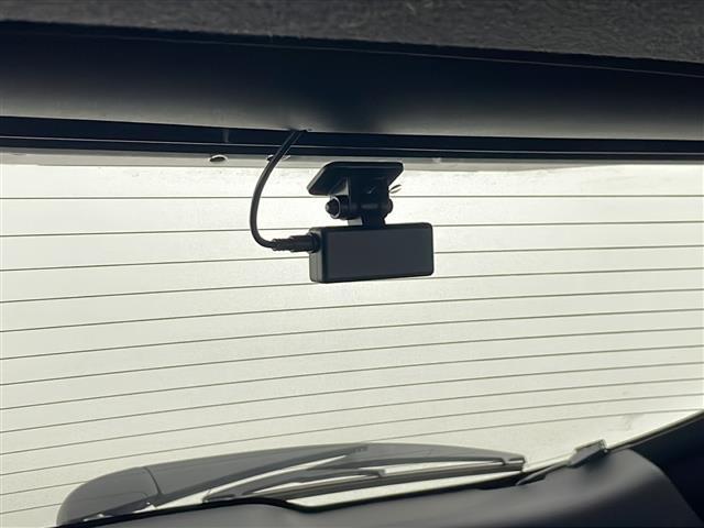 【ドライブレコーダー】映像・音声などの運転中の記録を残します。事故などを起こした起こされた時の証拠になりえますので、もしも時でも安心ですね。