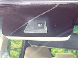 【ホンダセンシング】走行中に前方の車両等を認識し、衝突しそうな時は警報とブレーキで衝突回避と被害軽減をアシスト。より安全にドライブをお楽しみいただけます。