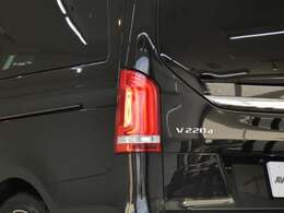 後席ツインモニターに加え、センターコンソール内の冷蔵庫＆温冷カップホルダー付きと実用性の高さを演出！！　先進装備レーダーセーフティーパッケージに