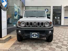 ジムニーノマド専用のフロントグリルでより高級感が出ます。