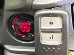 【Hondaスマートキー】カバンやポケットに入れたままでもドアの施錠・解錠が可能なスマートキーを装備。エンジンのオン・オフ時もカギを取り出す必要が無いからとっても便利です♪