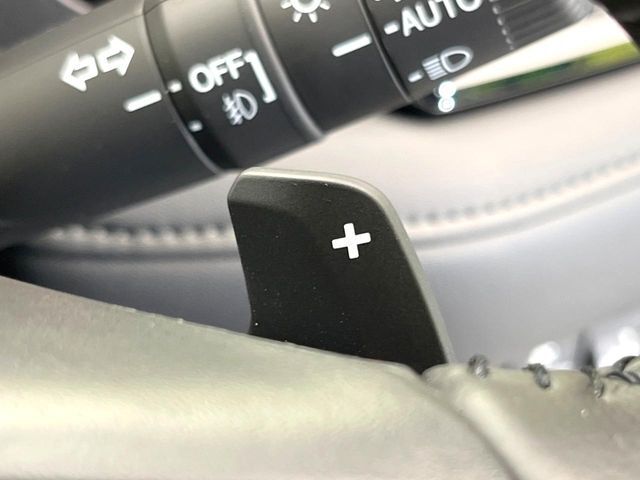 【パドルシフト】ハンドルから手を離さずに素早くシフトアップ＆ダウンができるので、エンジンブレーキを使う下り坂や高速道路の合流で加速したい場面で役立ちます。