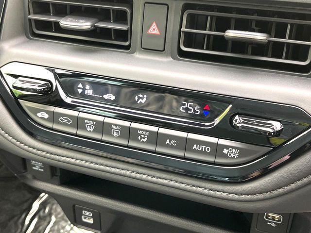 【オートエアコン】一度お好みの温度に設定すれば、車内の温度を検知し風量や温度を自動で調整。暑い…寒い…と何度もスイッチ操作をする必要はありません。快適な車内空間には必須の機能ですね♪