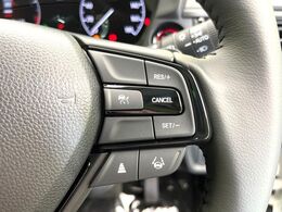 【アダプティブクルーズコントロール】高速道路での長距離走行が楽に！！自動で速度を保つクルーズコントロールが、衝突軽減システムと連携し、前方の車両を感知して車間を保つように速度調節してくれます！！