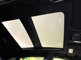 【調光パノラマルーフ】車内の解放感が一気に上がる大型パノラマルーフに調光機能がプラス！日差しが強い時、シェードを閉めなくてもガラスの透明度を調整することで心地よい明るさに♪