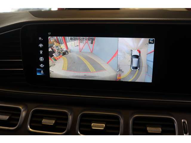 ライン付きバックカメラはハンドルの切れ角にラインも対応し、360度カメラは周囲の映像を映します。