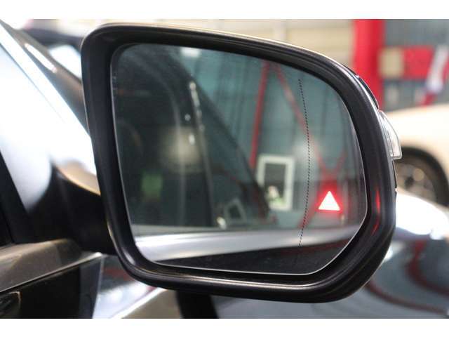 死角に存在する他車を検知し、ドライバーに警告致します。