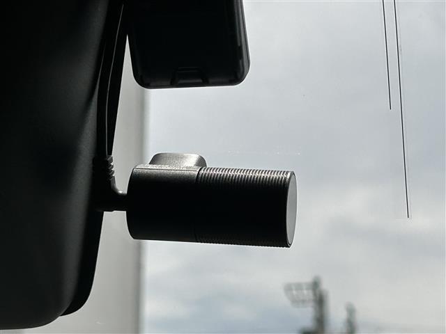 【　ドライブレコーダー　】運転中の記録を残します。事故などを起こした起こされた時の証拠を残します。
