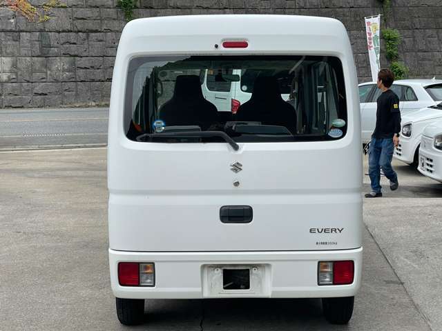 外装は、入庫の時点で隅々まで一度仕上てあります。お車を永く綺麗にお乗り頂く為に、ガラスの膜でラッピングをする様な特殊ガラス系ボディコーティングも取り扱いが御座いますので、お気軽にお声かけください。