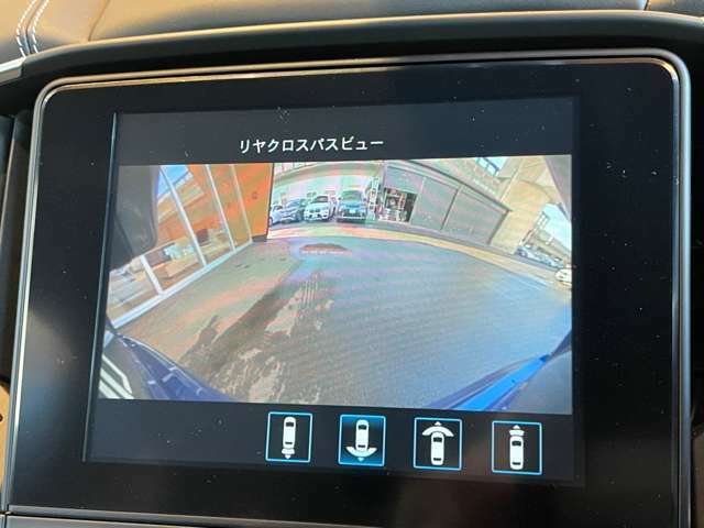 360°カメラ：フロントグリル、左右のドアミラー、リアライセンスプレート上方の4つのカメラで合成処理し、真上から見下ろした映像をモニターに表示するため、視界の悪い場所でも全体を確認しながら運転できます。