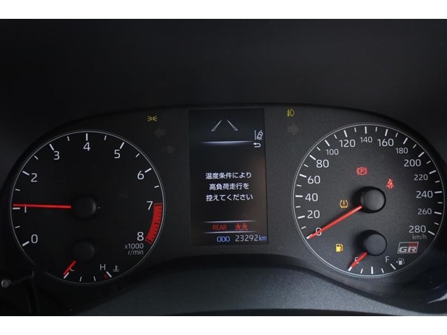 280キロまで表示できるスピードメーターはドライバーに的確に情報提供してくれる液晶ディスプレイ付き