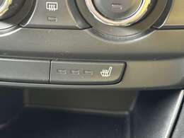 シートヒーター付き！直接体を温める仕組みですので、空気の乾きやすいカーエアコンの出力を弱めることができ、空気の乾燥を緩和することができます。女性には、お肌の潤いにも効果的ですね。