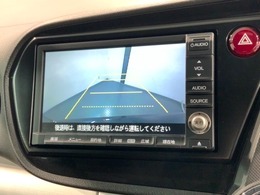 リバースギアに入れるだけで後方の表示へ切り替わります。夜間や雨の日の駐車も楽になりますよ。