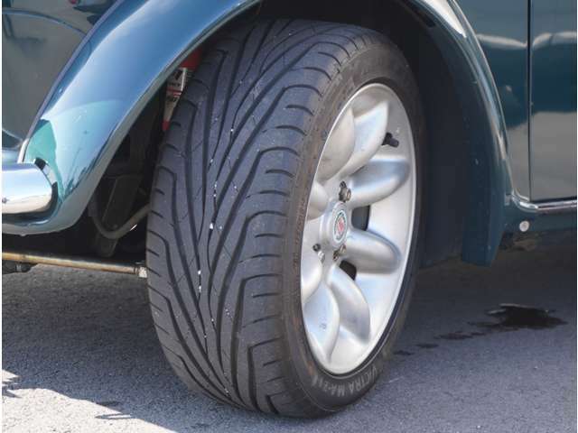 【タイヤ溝有り】タイヤの溝はしっかりと残っていますのでご安心ください。ノーマルタイヤ、スタッドレスタイヤも取り扱っております。