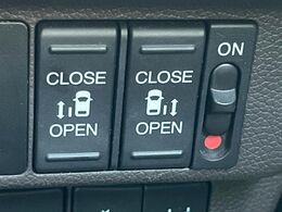 【両側パワースライドドア】スマートキーや運転席のスイッチで後席両側スライドドアの開閉が可能♪電動だから力を入れてドアを開ける必要が無く、小さなお子様でも簡単に開け閉めでき快適です♪