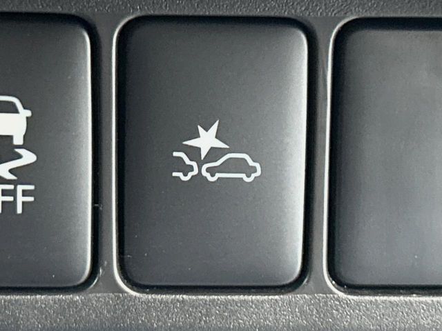 【三菱e-Assist】走行中に前方の車両等を認識し、衝突しそうな時は警報とブレーキで衝突回避と被害軽減をアシスト。より安全にドライブをお楽しみいただけます。