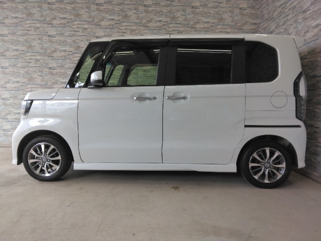 オプションになりますが、ボディーコーティングもご用意しております。新車の輝きに近づき、洗車などのお手入れも楽になりますよ。