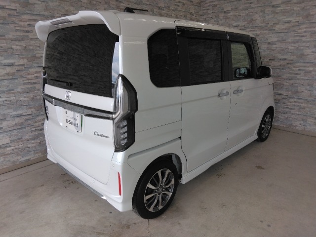 オプションになりますが、ボディーコーティングもご用意しております。新車の輝きに近づき、洗車などのお手入れも楽になりますよ。