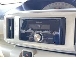 カロッツェリアのCD＋USB/iPodユニットが装備されております。型番は「FH-3100」です。圧縮オーディオをCD並みの音源で聞けることが特徴です。