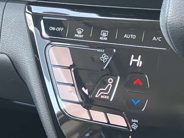 操作も簡単なオートエアコン装備。温度を設定すれば風量など自動で調節してくれます。