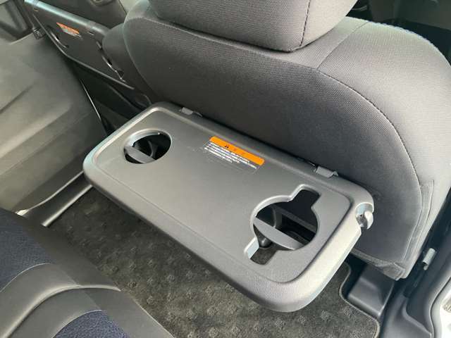 前席背面に付いているパーソナルテーブルは、ちょっとした小物や飲み物も置けてとっても便利♪