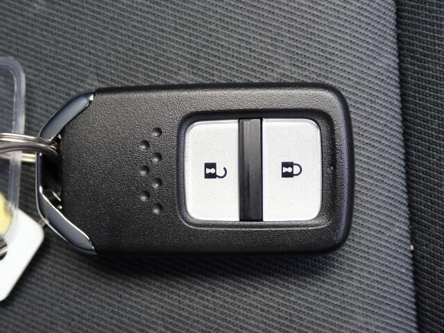 乗車人数やお荷物に応じて後部座席をセパレートに倒すことが出来ます。充分なラゲッジスペースも確保。