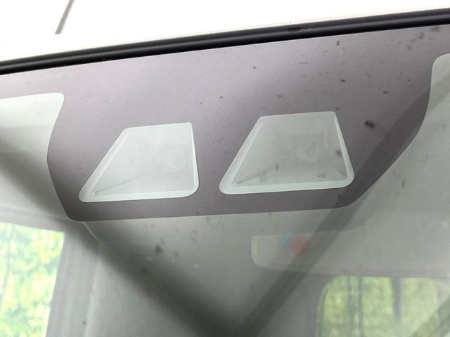 【スマートアシスト】走行中に前方の車両等を認識し、衝突しそうな時は警報とブレーキで衝突回避と被害軽減をアシスト。より安全にドライブをお楽しみいただけます。