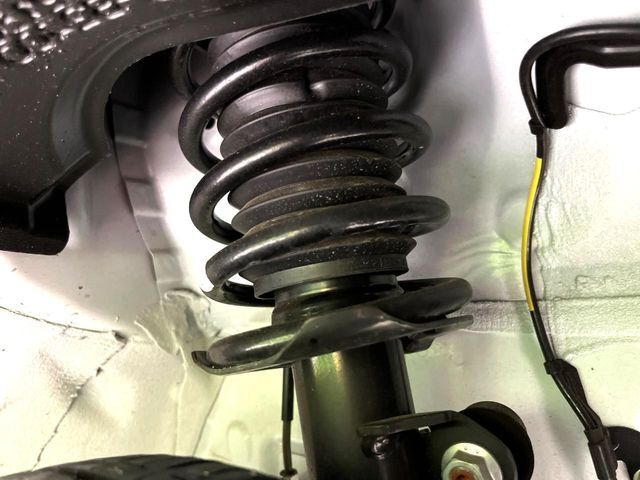 お車を安心してお乗りいただく為には、足回りの定期点検が欠かせません。サービスサポート（有償保証）では無料点検もご提供しており、安心のカーライフをお過ごしいただけるサポート体制が整っています。