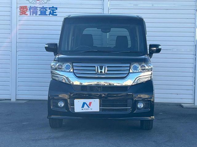 大好評を頂いておりますボディの弾スプラッシュコートも好評受付中。通常のガラスコートと異なる、耐久年数6年の無機質ガラスコーティングが、ボディをキレイな状態に保ってくれます。