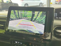 【バックカメラ】駐車時に後方がリアルタイム映像で確認できます。大型商業施設や立体駐車場での駐車時や、夜間のバック時に大活躍！運転スキルに関わらず、今や必須となった装備のひとつです！
