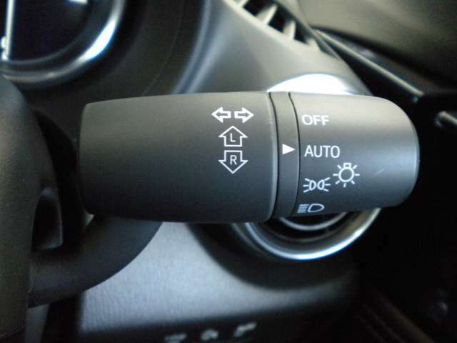 暗くなれば自動で点灯してくれる『オートライト機能』付きです。エンジンを切った時の消し忘れがなく、バッテリー上がりも予防できますよ。トンネルが連続するシーンなどでも活躍してくれます。